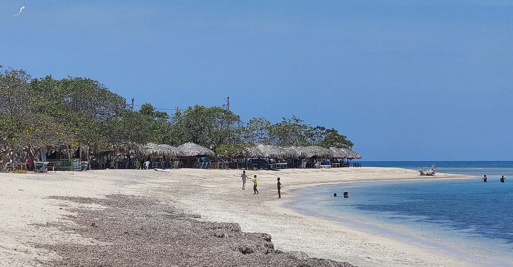 buen-hombre-beach-kids-flying-kite - We❤️Buen Hombre | Kitesurf Domincan Republic